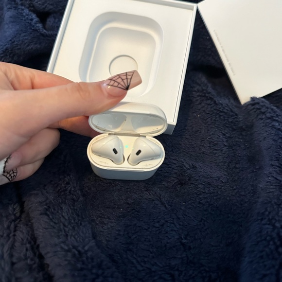 Airpods with charging case - Picture 5 of 6